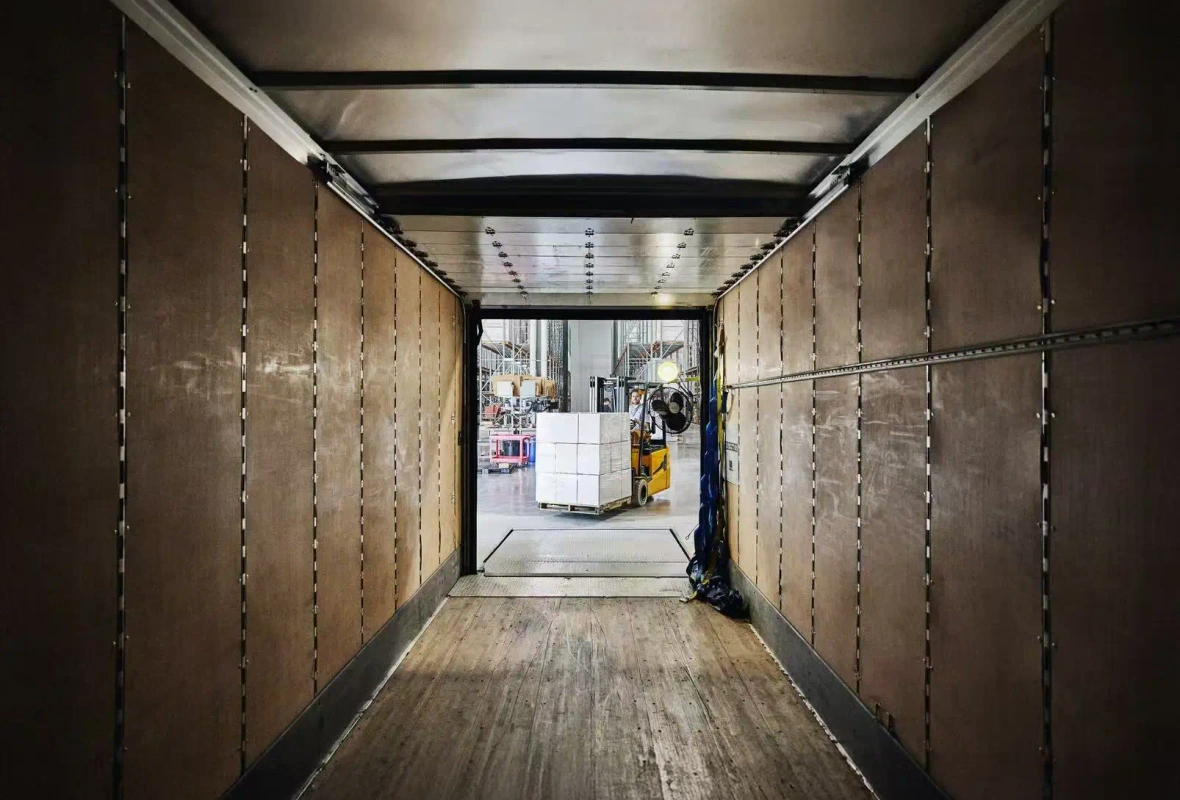 10 project case img 06 free img logistics loading 1180x800